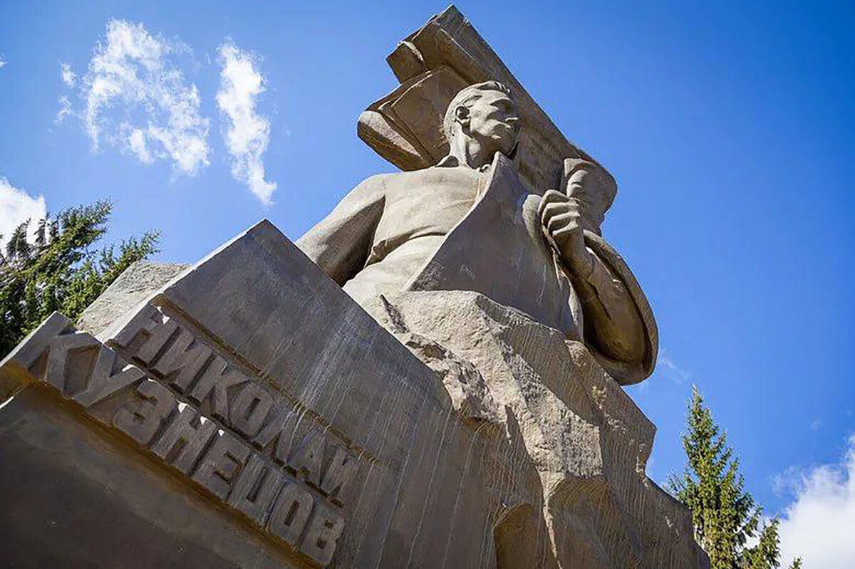 Памятник ивановичу. Кузнецов Николай Иванович памятник Екатеринбург. Памятник н и Кузнецову в Екатеринбурге. Памятник разведчику Николаю Ивановичу Кузнецову Екатеринбург. Памятник Кузнецову в Екатеринбурге на Уралмаше.