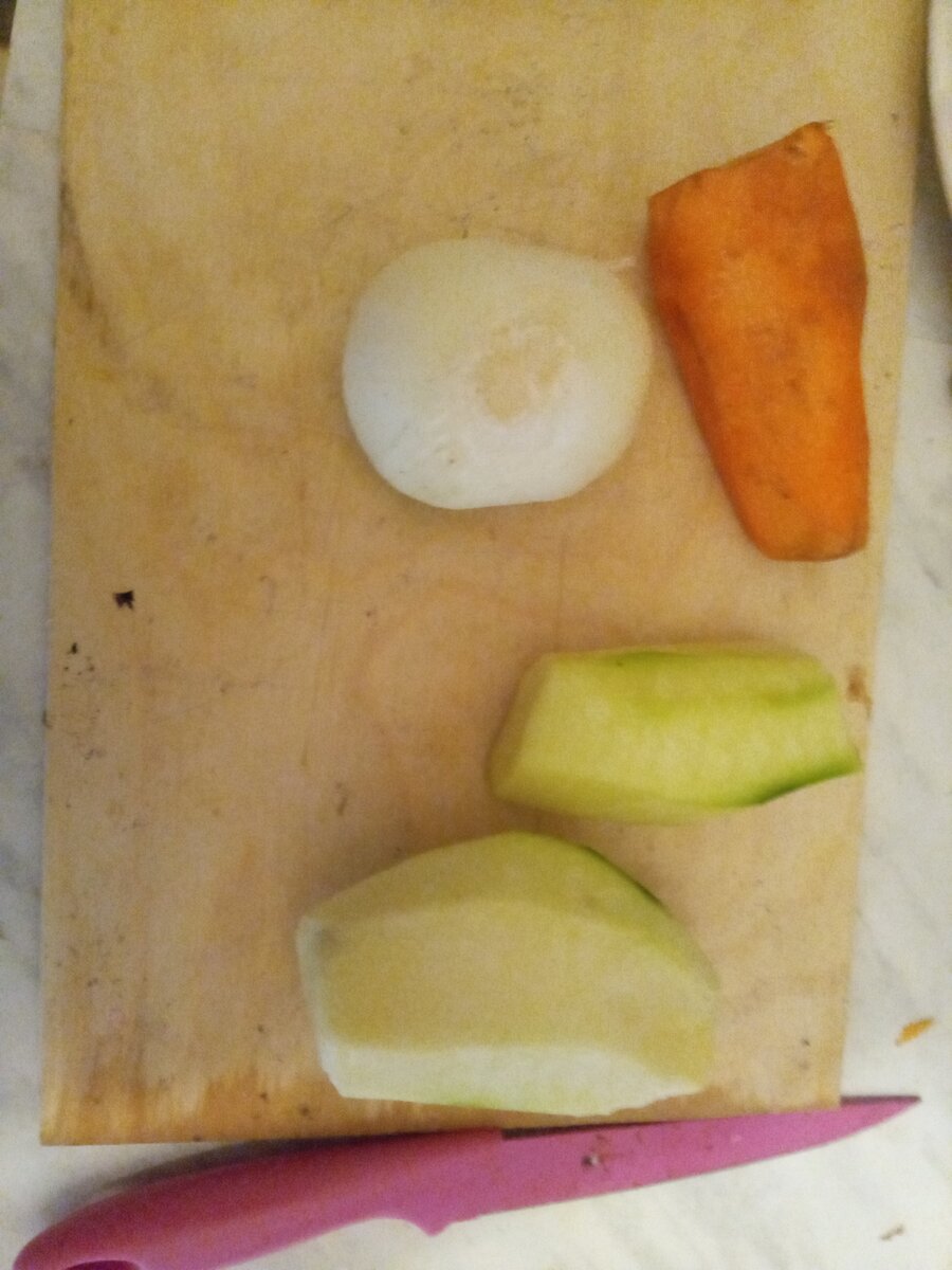 Чистим лук и морковь кабачок чистим и разрезаем так чтобы удобно было тереть на тёрке.