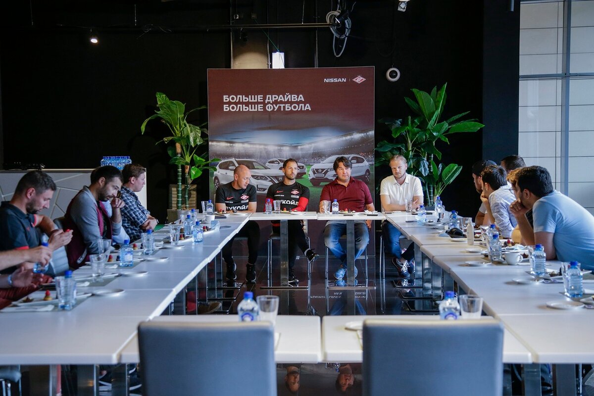 Доменико Тедеско и Шамиль Газизов отвечают на вопросы журналистов. Фото официального сайта ФК Спартак Москва.
