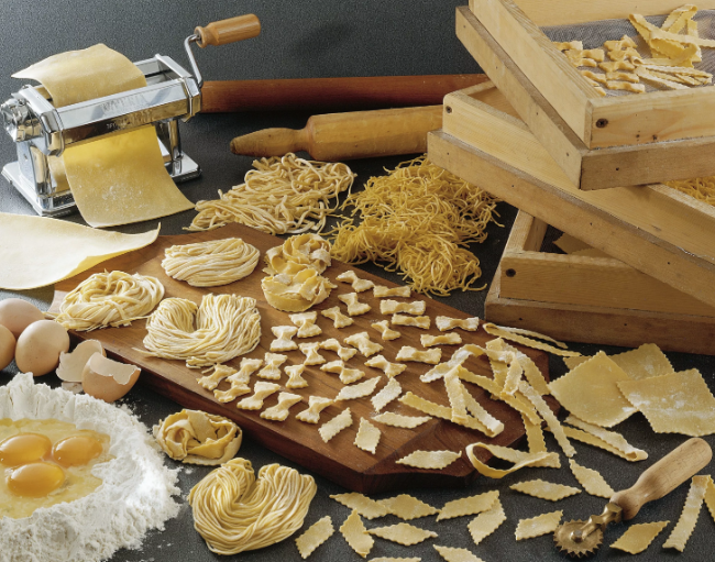 Изготовление домашней лапши – бизнес с наименьшими рисками. Технология производства продукта проста, продукт знаком каждому. Но не многие решаются делать лапшу дома самостоятельно. Процесс изготовления теста, самой лапши занимает довольно длительное время, поэтому многие предпочитают купить продукт и отварить его дома, чем самостоятельно готовить тесто и нарезать его. Поэтому бизнес на домашней лапше имеет свои перспективы. 

