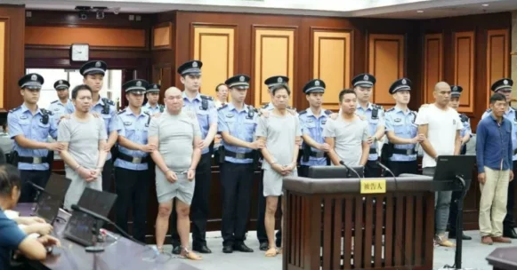 Все киллеры в белых трусах в зале суда.