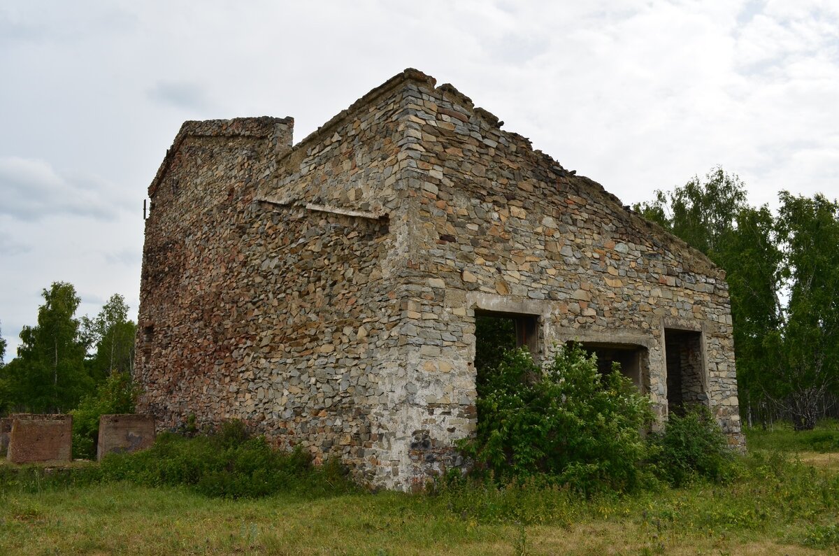 Руины старинной химической фабрики, затерянной в горах Южного Урала
