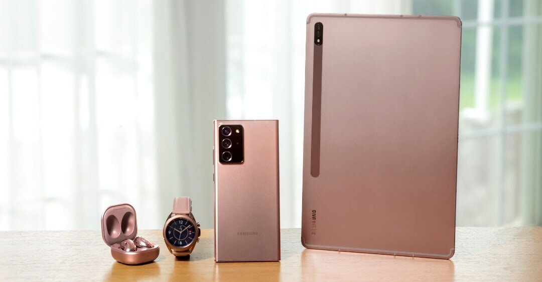 На Фото: Samsung Buds Live, Samsung Galaxy Watch 3, Samsung Galaxy Note 20, Samsung Galaxy Tab S7. 