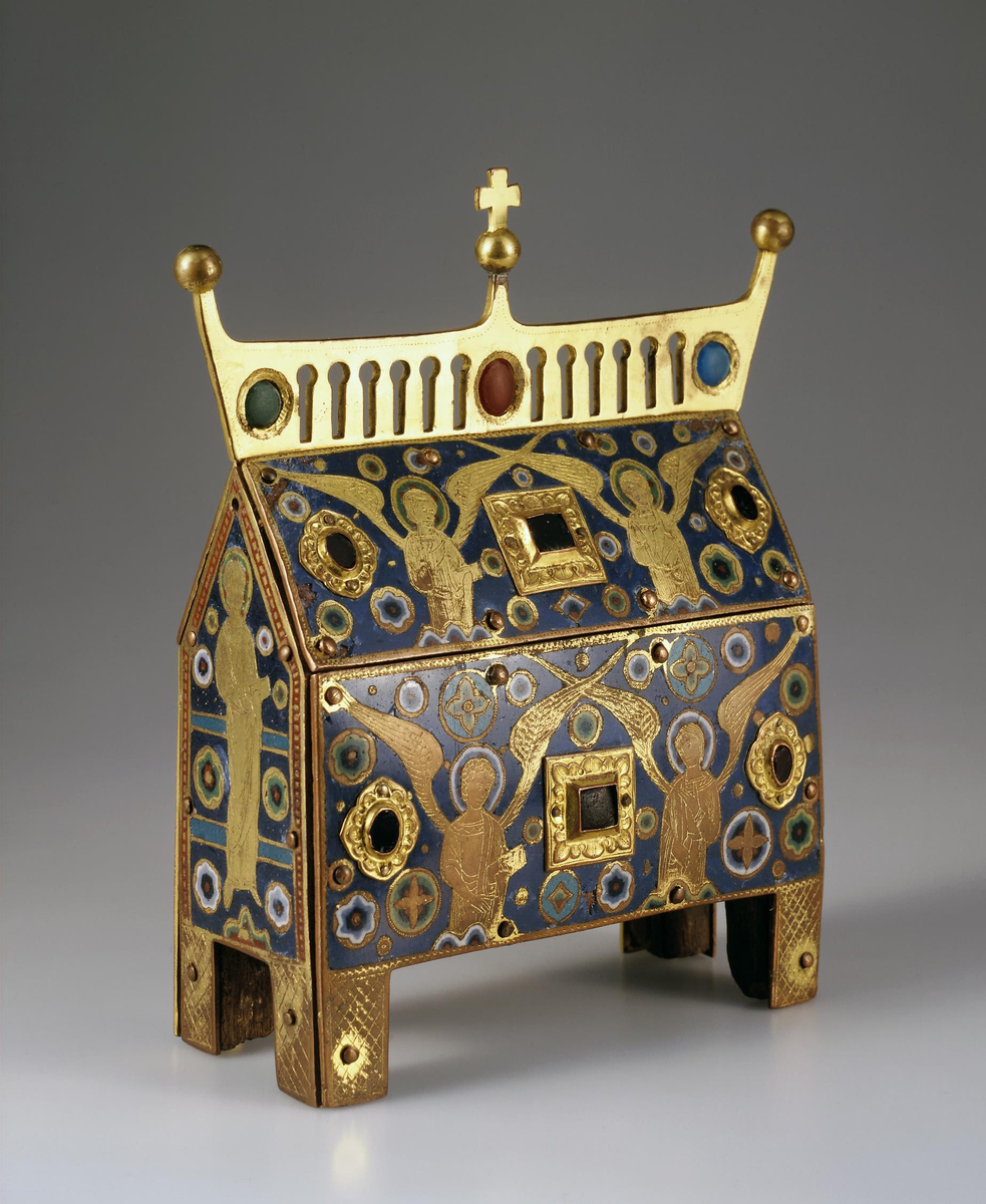 Reliquary Casket with Angels France, first quarter of the 13th century 
(фото: https://www.hermitagemuseum.org/wps/portal/hermitage/digital-collection/08.+Applied+Arts/230751/?lng=en)