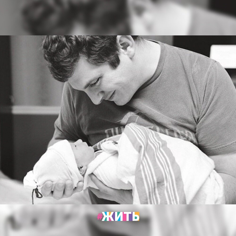 Детям о папе. Папа и новорожденный ребенок. Папа первый герой сына. Джейсон бейтман лесли манн. Как быть папой в первые.