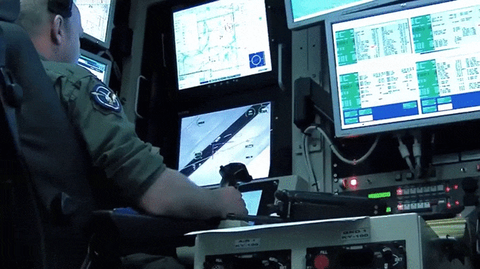 Пункт управления беспилотником XQ-58 (анимация).