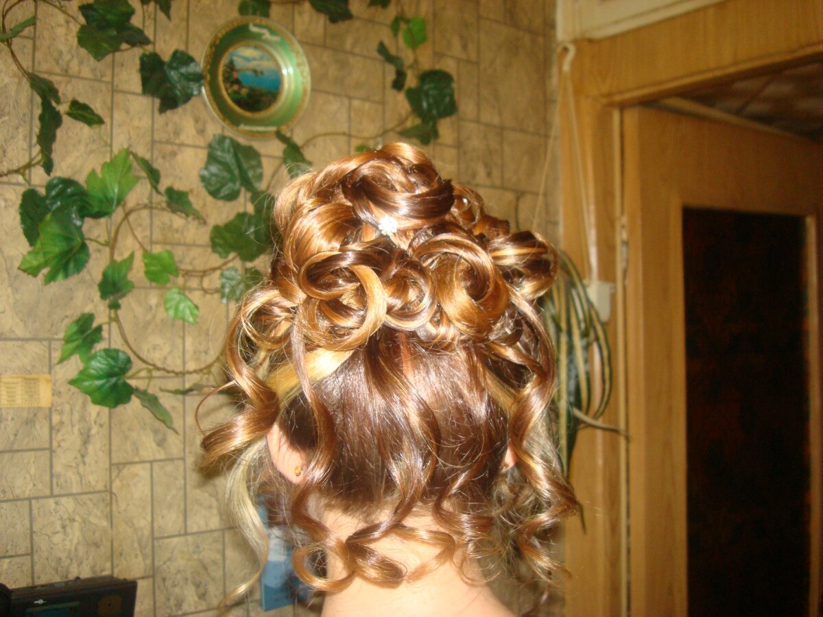 Нашла, чтобы не было лица. Совсем старенькое фото, сейчас, конечно, так не делают)))