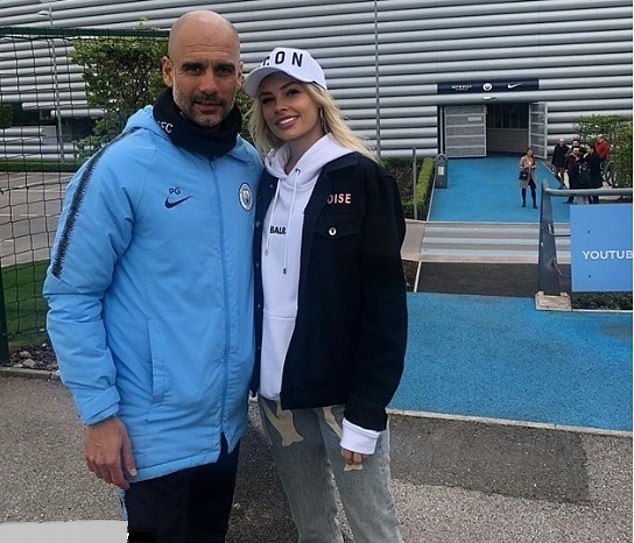 Влада изображена с  Гвардиолой в прошлом году вне тренировочных площадок