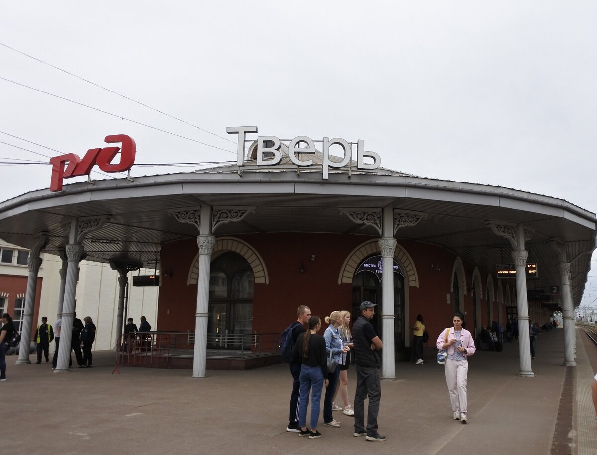 Обратите внимание, что малые кованые элементы сохранились и бережно реставрируются.