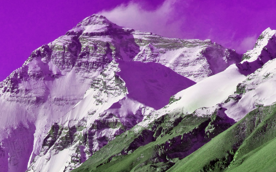 Гора Эверест, самая высокая вершина в мире, высотой чуть более 29 000 футов, каждую весну привлекает более 500 альпинистов, чтобы покорить вершину.