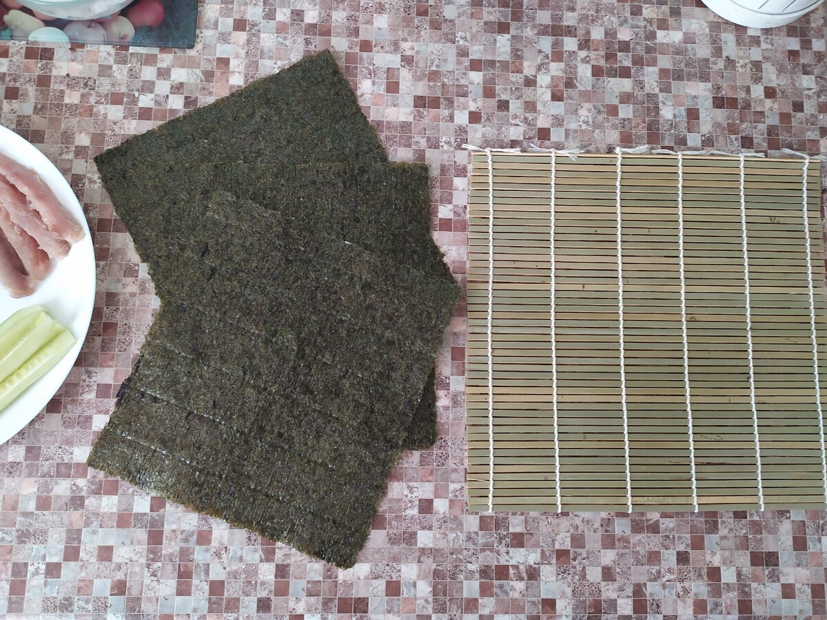 циновка чим чим. циновка для роллов вид сверху. чем заменить циновку в домашних условиях. лист нори на циновке. лист нори на циновке.