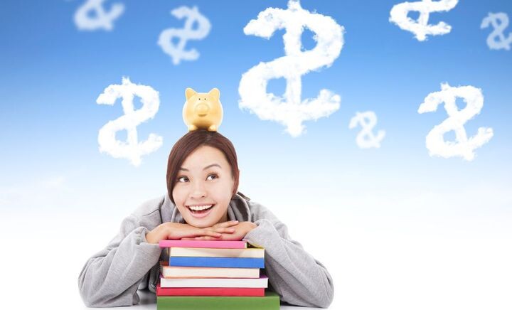 Что мы узнали о деньгах в школе? Вы когда-нибудь задумывались, почему в школе мы не получаем практически никаких знаний о финансах? Что это: упущение или намеренное действие? 
Независимо от уровня благосостояния, образования и социального статуса, все мы пользуемся деньгами. Нравится нам это или нет, но они оказывают колоссальное влияние на жизнь в сегодняшнем мире.

Одним из первых, кто поднял этот вопрос, был Джон Тейлор Гатто
Автор книг «Оружие массового обучения», «Фабрика марионеток». Ему трижды присваивали звание «Учитель года» в Нью- Йорке и один раз в штате Нью-Йорк. В 1991 году Гатто ушел с работы, сказав: «Я не могу больше преподавать в таких условиях. Если вам известна какая-нибудь должность, где я мог бы зарабатывать себе на жизнь, не уродуя детей, дайте мне знать».

Д.Т.Гатто считал, что «школьная система предназначена не для того, чтобы учить детей думать самостоятельно или поддерживать господствующую идею, что мы все свободны. На самом деле она основывается на прусской модели, которая специально была разработана для противоположных целей — научить детей выполнять все, что им прикажут. Покладистые и послушные ученики превратятся в наемных работников, которые будут счастливы работать на богатых людей, или в солдат, готовых пожертвовать своей жизнью, чтобы защитить чужое богатство».

Всем известно, что обладание большими деньгами дает свободу, время, самостоятельность в принятии решений, власть, влияние. А значит, человек перестает быть наемным работником, слепо подчиняться властям. Он управляет своей жизнью и деньгами сам.

Роберт Кийосаки в своей книге говорит: «Одна из причин нынешнего финансового кризиса заключается в том, что большинство людей не в состоянии отличить хороший совет от плохого. Они не могут отличить добросовестного консультанта от мошенника. Не могут отличить хорошую инвестицию от плохой. Большинство людей учатся в школе лишь для того чтобы найти потом хорошую работу, платить налоги, купить дом, накопить денег и отдать их финансовому «эксперту». Очень многие выходят из школы, даже не зная, в чем состоит разница между акциями и облигациями, между пассивами и активами. Многие не знают, почему привилегированные акции называются привилегированными, а взаимные фонды — взаимными.

Подавляющее большинство людей считают, что долг — это плохо, и даже представить себе не могут, что он может открыть им путь к богатству. Долг в состоянии во много раз увеличить рентабельность вложений, но лишь в том случае, если вы ясно представляете себе, что делаете. Очень немногие люди знают, в чем состоит разница между приростом капитала и денежным потоком, и какое из этих двух понятий связано с меньшим риском. Большинство просто слепо верит, что надо хорошо учиться, чтобы получить приличную работу, но при этом не понимает, почему наемные работники платят больше налогов, чем предприниматели. Существуют фундаментальные и простые финансовые концепции, однако по какой-то причине школа не включает в свои учебные планы предмет, который необходим для достижения успеха в жизни, — умение обращаться с деньгами.

Есть свидетельства, что на Рокфеллера большое впечатление произвела прусская система образования, которая была направлена на то, чтобы выпускать хороших наемных работников и хороших солдат, слепо следующих распоряжениям типа «Либо ты это сделаешь, либо ты уволен» или «Передай мне свои деньги на сохранение, а я их вложу от твоего имени».

Деньги. Чему не учат в школе и почему?

Результат сегодня налицо:
Даже те, кто имеет хорошее образование и стабильный заработок, совершенно беспомощны в финансовых вопросах. Без элементарных познаний в денежных вопросах финансовая безопасность в долгосрочной перспективе практически невозможна.

Так почему же в школах ничего не рассказывают о деньгах? Да простят меня сейчас наши уважаемые преподаватели. Но не напоминает ли социалистическая система образования прусскую, когда ученикам необходимо было прививать пассивное подчинение властям. Цель была и остается той же — воспитать граждан, готовых к производительному труду под присмотром начальства, которые не ставят под сомнения действия властей и не пытаются вырваться за рамки своего класса.

Я никогда не позволял школе вмешиваться в мое образование.
Марк Твен

Почему сегодня важно иметь знания о деньгах?
Давайте посмотрим, когда деньги для человека стали необходимостью.

Во времена, когда люди вели кочевой образ жизни, занимались охотой, жили племенами, деньги и земля не являлись ценностью. Главное, чтобы была добыча, пещера и вождь племени. Затем наступила аграрная эпоха, когда люди занялись сельским хозяйством и животноводством. Ценностью стала земля, а деньги по прежнему не имели особого значения. В качестве средства товарообмена выступал бартер. Потом пришла индустриальная эпоха. В это время появляется наемный труд. Труд работников обменивается на зарплату. Рабочее место становится символом финансовой безопасности. Людей из поколения моих родителей ждет «светлое будущее», гарантированная пенсия от государства, сбережения надежно лежат в банке.

Сейчас мы живем в век информации. Мы получаем ее отовсюду – интернет, телевидение, пресса, телефон, компьютер и т.д., что создает информационную перегрузку. Именно в это время деньги, а точнее, знания о них приобретают особое значение. Проблема состоит в том, что система образования до сих пор не вышла из индустриальной эры. А мышление большинства интеллектуалов и образованных людей до сих пор базируется на том, что деньги не так уж важны. Очень многие представители этих слоев населения по сей день руководствуются устаревшими представлениями о деньгах. Но финансы значат сегодня очень многое. Можно с уверенностью утверждать – тот, кто владеет новыми знаниями о деньгах, владеет деньгами.

Деньги. Чему не учат в школе и почему?

Вывод: деньги – это знания
Истреблен будет народ Мой за недостаток ведения.
Осия 4:6

Сегодня мы становимся свидетелями настоящего финансового истребления людей, которые, пользуясь старыми правилами игры, копят деньги и всеми силами ликвидируют долги. Они считают инвестиции рискованным занятием, хотя куда большую опасность представляет собой отсутствие финансовых знаний и опыта.

Есть 3 вида образования, которые необходимы человеку для жизни:

Общее. Мы учимся читать, писать, считать.
Профессиональное. Мы получаем профессию.
Финансовое. Мы должны научиться, как заставить деньги работать на нас. Школьная система достаточно хорошо справляется с общим и профессиональным образованием, но совершенно беспомощна в плане финансового просвещения.
Роберт Кийосаки написал: «Когда меня спрашивают, какой предмет я ввел бы в школьную программу, если бы руководил системой образования, я отвечаю: «Я бы добился того, чтобы учащиеся выходили из школы, разобравшись во взаимоотношениях между налогами, долгами и инфляцией». Если они это поймут, у них будет более надежное будущее. Богатыми вас делают не серебро, золото и недвижимость, а то, что вы знаете о серебре, золоте и недвижимости».

Есть такое понятие «запаздывание отдачи»
Это разница во времени между появлением новой идеи и началом ее использования в данной отрасли. В компьютерной индустрии запаздывание отдачи составляет примерно год, в космической – два года. В мире бизнеса две области имеют самое долгое запаздывание отдачи – это образование и строительство – 50 лет! Поэтому очень важно в финансовом образовании получать знания, которые актуальны и работают именно сейчас.

Как в законе Мура, информация и технология удваиваются каждые 18 месяцев. Это значит, что нам нужно удваивать объем своих знаний каждые 18 месяцев, иначе мы останемся далеко позади.

В век информации не так важно, ЧТО вы изучаете, как то, КАК БЫСТРО вы это изучаете и применяете. Помните: через 18 месяцев информация станет неактуальной.

Я ищу человека, который идет по жизни с поднятыми от удивления бровями, который не растерял тягу к новому, запал, амбиции, который хочет стать лучше и постоянно учится.
Уоррен Беннис

Предлагаю задать себе несколько вопросов:
Сколько книг о деньгах вы прочитали за последний месяц?
Сколько семинаров или курсов на эту тему вы посетили за последние полгода?
Какой процент от общей информации за последнюю неделю был о том, как зарабатывать весело, легко, получая удовольствие от того, что делаешь?
Если вы решились изменить свои взгляды на те, которые будут сохранять и умножать ваши деньги, чьи советы могли бы вам пригодиться?
И помните, наша жизнь, наши финансы находятся в наших руках. Мы сами несем ответственность за свое обучение и знания, которые мы имеем или не имеем.

Не останавливайтесь на достигнутом! Не довольствуйтесь тем, что есть! Двигайтесь вперед к новым знаниям, к новым навыкам, к новым вершинам!