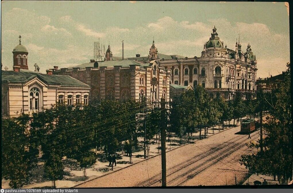 Петровское реальное училище и Городской дом. Фото не ранее 1902 года. Слева виден купол церкви при училище.