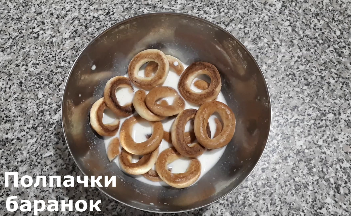 Нарезаем мелко луковицу, маринованный огурчик. Берем глубокую чашку, кладем в нее 300 грамм фарша, добавляем к нему мелко нарезанные овощи, солим и перчим по вкусу. Тщательно перемешиваем нашу начинку.
