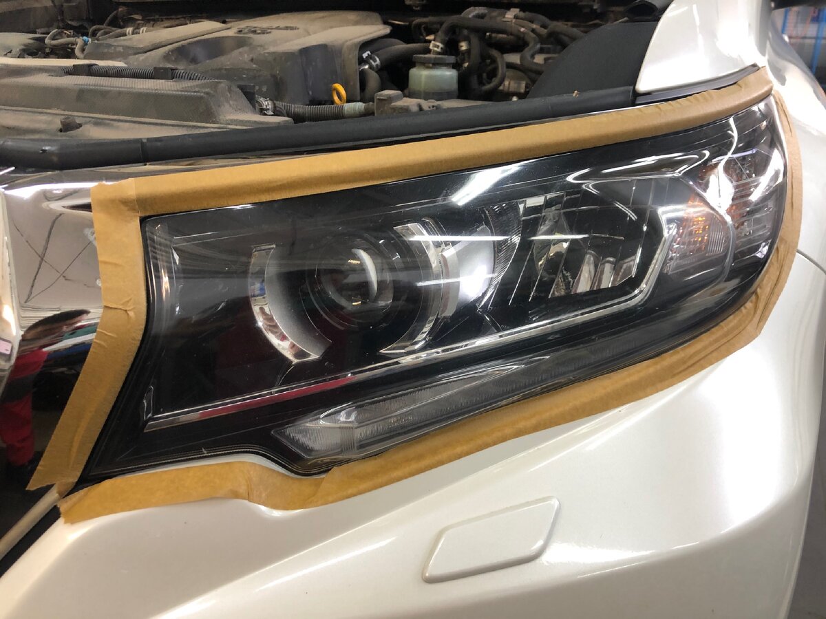 Первым делом идёт подготовка фар к полировке, очищаем от мух и остальной грязи. Оклеиваем по контуру, для безопастности полировки! Скотч не нужно жалеть.