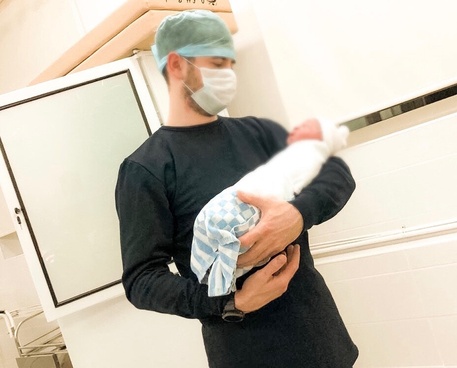 Одно из первых фото, сделанных в родблоке. Мой муж держит на руках нашу только что родившуюся дочь» 