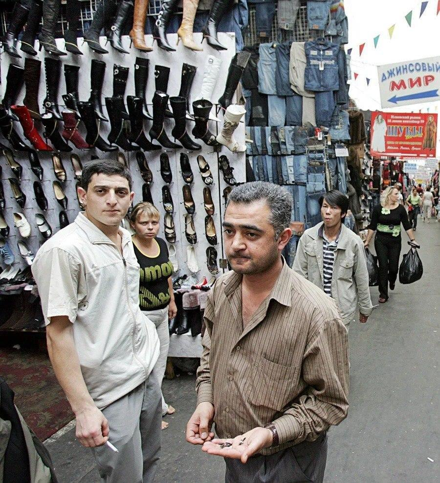 Черкизовский рынок москва 90е. Барабашово харьков сейчас. Черкизовский рынок в москве в 90. На рынке они и сейчас. Барабашово рынок в харькове сейчас.