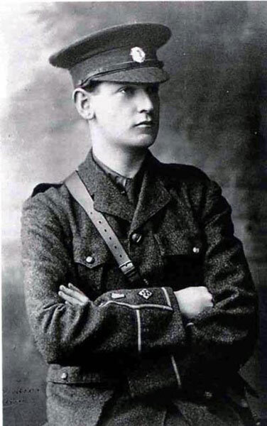 Майкл Коллинз в униформе лейтенанта Ирландских Волонтёров, 1915 год.