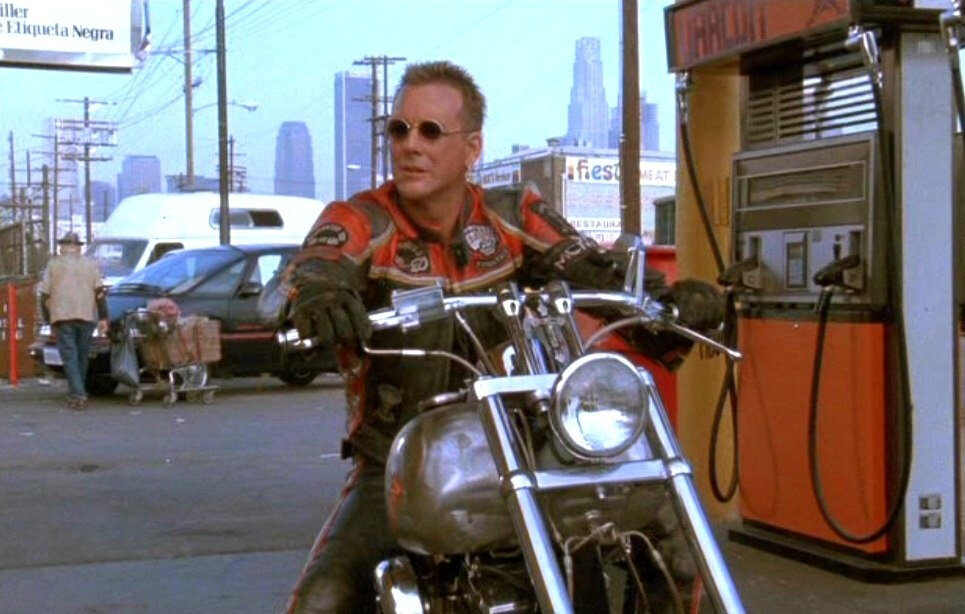 Кадр из фильма "Харлей Девидсон и ковбой Мальборо". фото взято из сети интернет