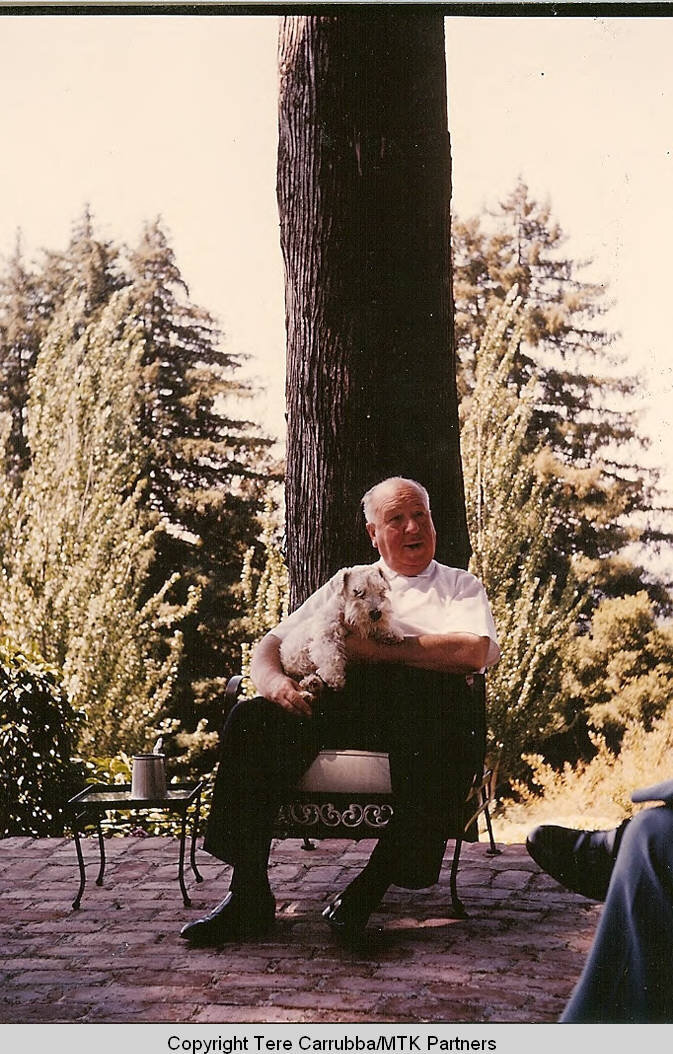 Альфред Хичкок в патио дома с собакой