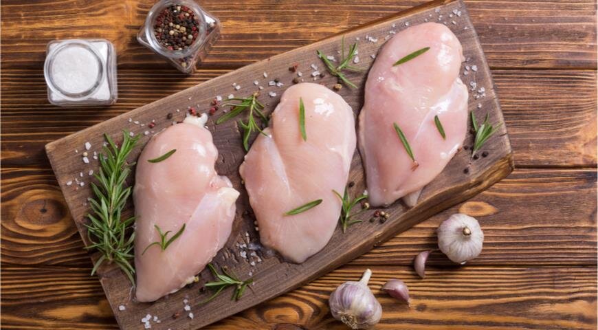 Сырая куриная грудка готова к пошированию