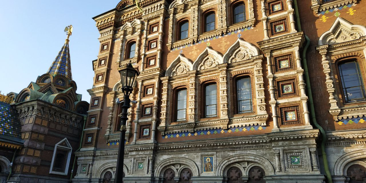 Спас на Крови сейчас вверху завернут в целлофан - реставрируют, поэтому фрагмент. 