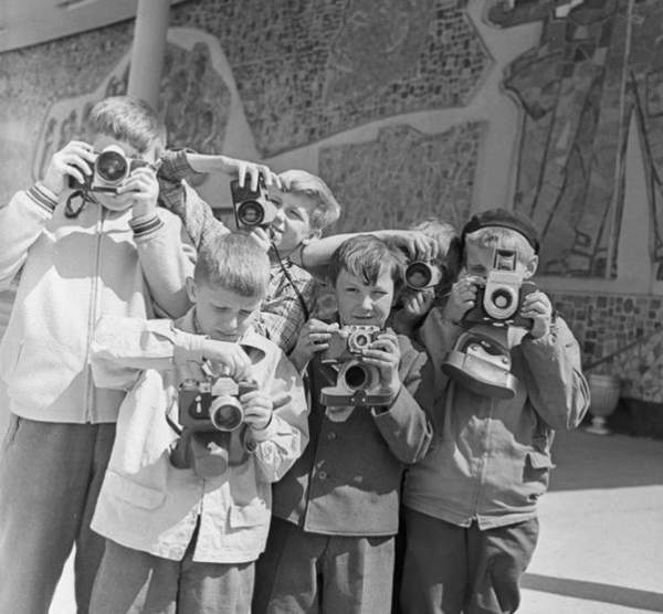 Участники кружка юных фотолюбителей, 1967 г. Источник https://otveklik.com/32345-uchastniki-kruzhka-yunyh-fotolyubiteley-1967-g.html.