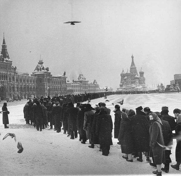 Очередь в мавзолей, 1967 г. Автор Евгений Халдей.