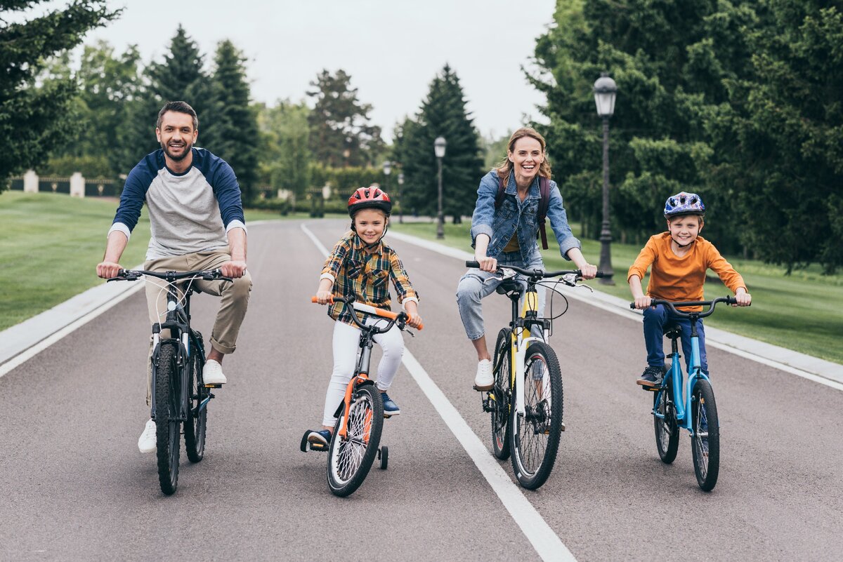 Езда на велосипеде семьей