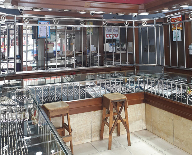 В старых магазинах решётки такие, более интересные