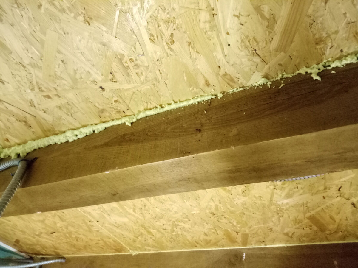 Стыки осб и балок пропенены. Видимо такая технология, затрудняюсь ответить зачем это