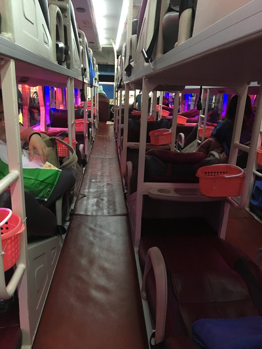 Проход в автобусе, Ханой, декабрь 2018 г