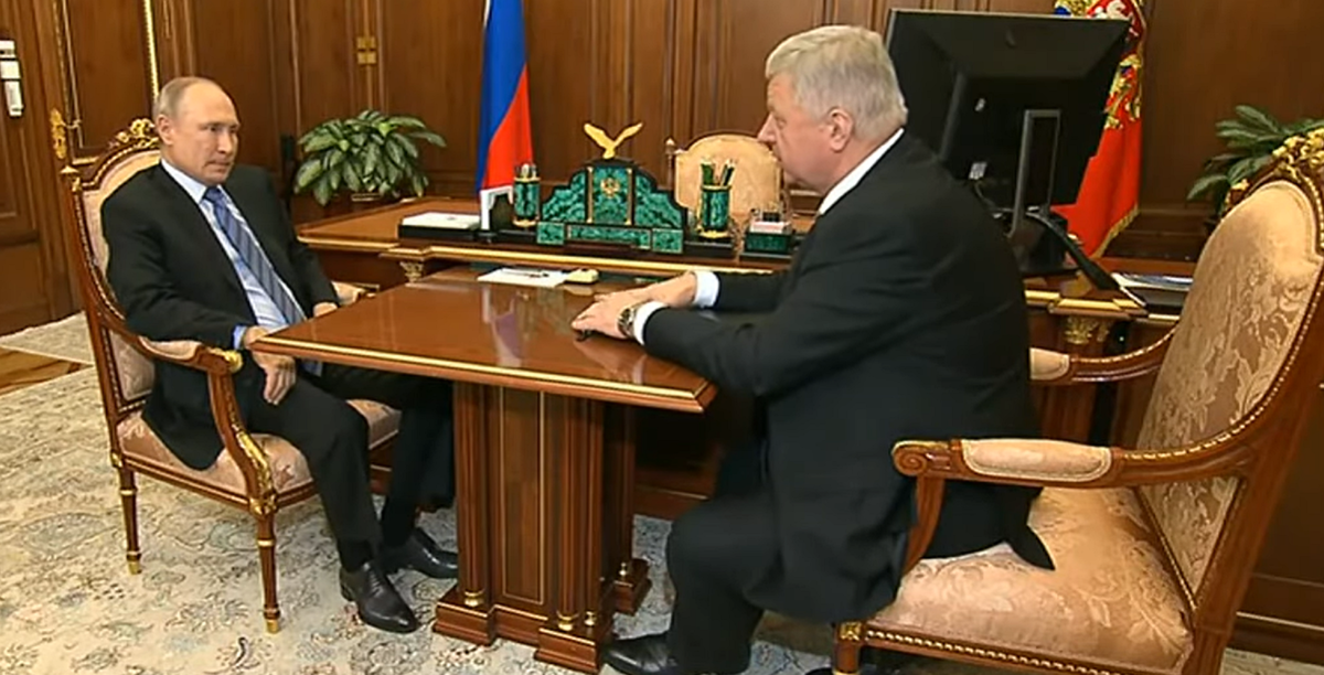 Скриншот из видео. Встреча В. Путина с М. Шмаковым.
