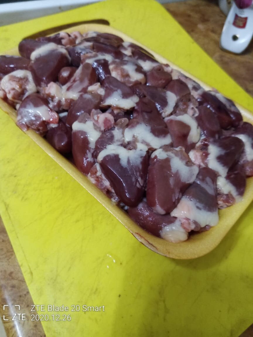 Сердце размораживаем и нарезаем
