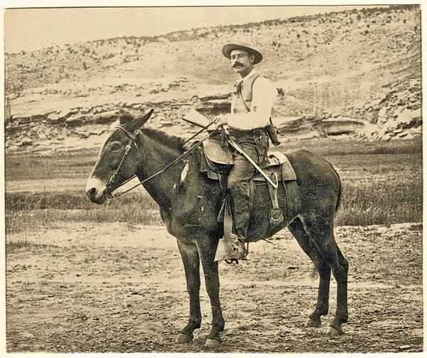 В 1884 году писатель, художник и исследователь Фредерик Сэмюэл Делленбо сфотографировался верхом на своем муле в Форте-Дефенс, на территории Аризона.