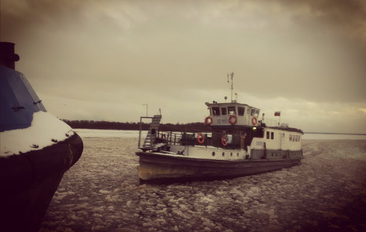 
В межсезонье (ноябрь-декабрь и весной в апреле) так же расписание, но ходит уже не «теплый» теплоход, а буксир. Время в пути увеличивается, так как есть пересадка между островами, и общее время в пути 1 час для жителей Пустоши и 30 минут для Хабарки. Количество рейсов на линии меньше чем летом. По всему пути «Держим кулачки, чтобы не застрять во льдах», бывало на открытом воздухе и в мороз (- 20) по 3 часа добирались.