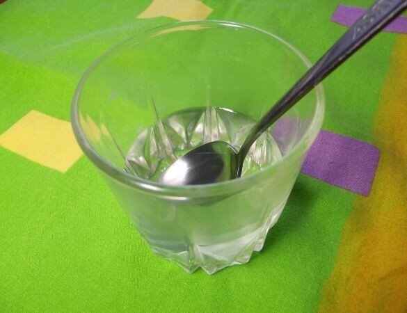 Растворяем в холодной кипяченой воде лимонную кислоту.