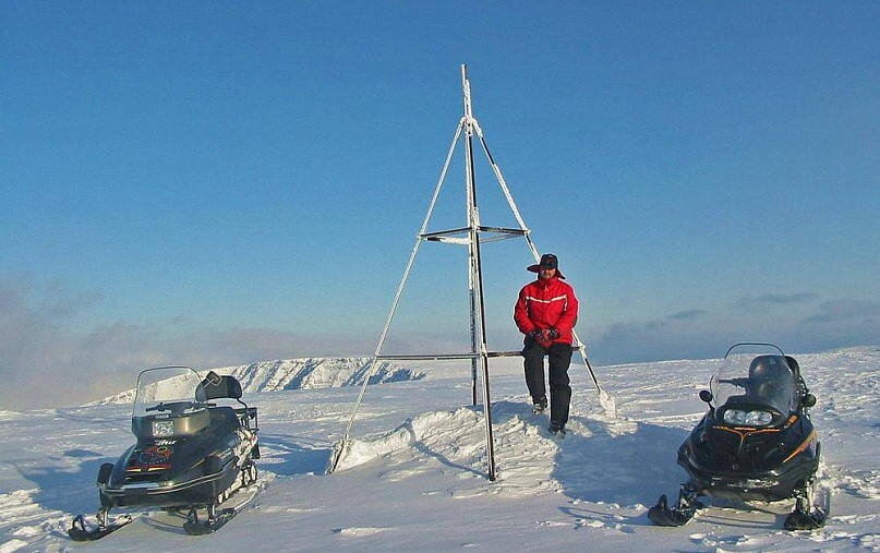 2005 год. Хибины. Вершина Каскаса. 1100 м над уровнем моря. В муках выбора .... В левом снегоходе 50 кобыл, в правом 100. Правый застревал чаще ;-) .