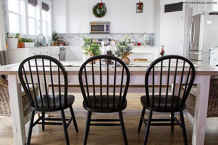 Классические стулья Виндзор для боковой части стола в интерьере