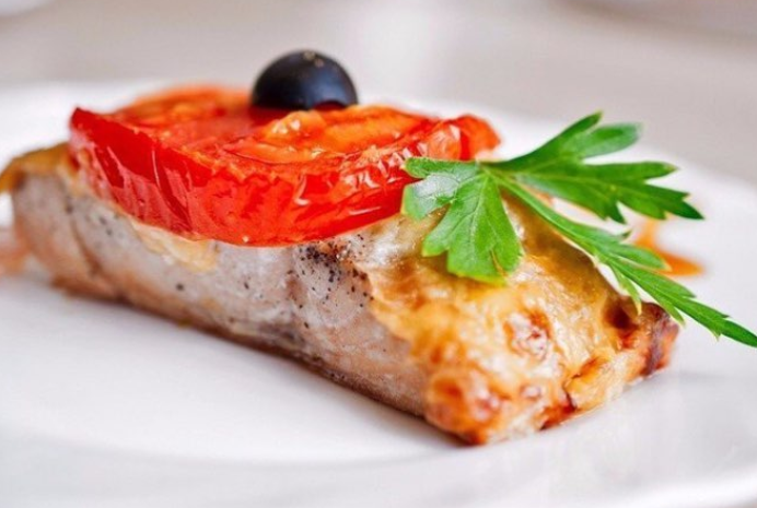 Рецепт рыбы с луком и помидором под сыром | Меню недели