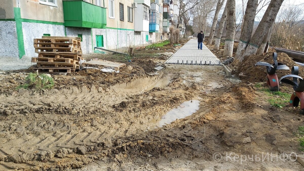 Керчь, улица Заречная, 6. Территория благоустроена по документам администрации Керчи (нет)