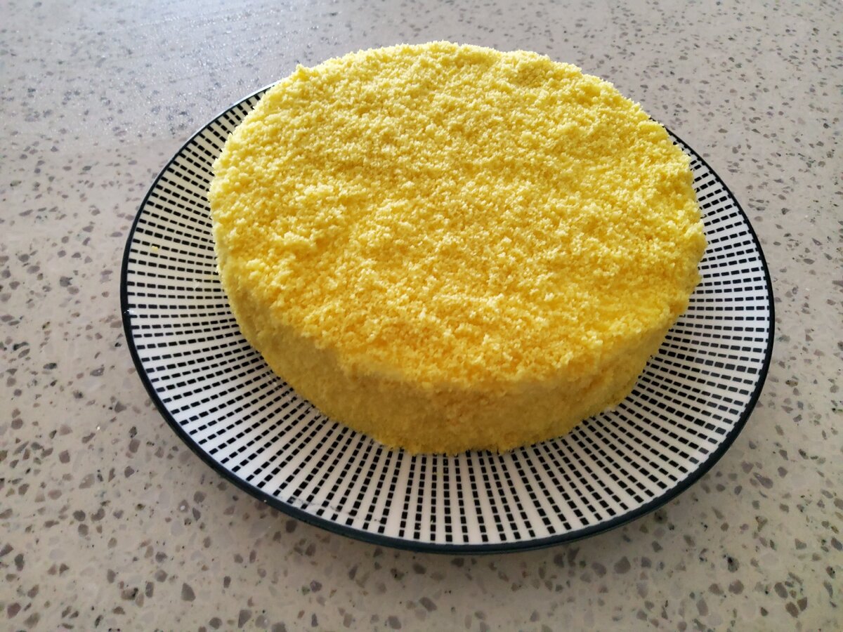 Тортик в три уровня, первый - бисквит, второй и третий - чизкейк и суфле. 