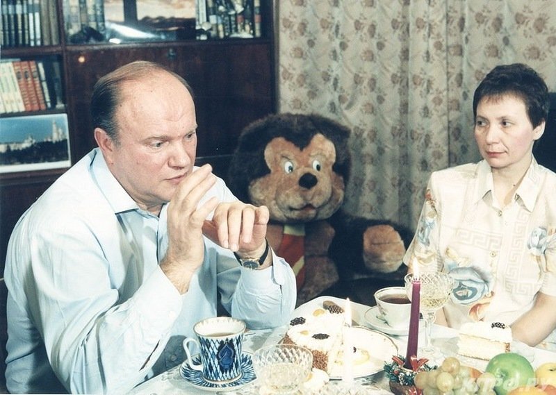 Жена Г.А. Зюганова редко появляется в кадре.