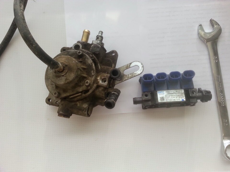 Снял редуктор и приготовил ключ на 22мм.