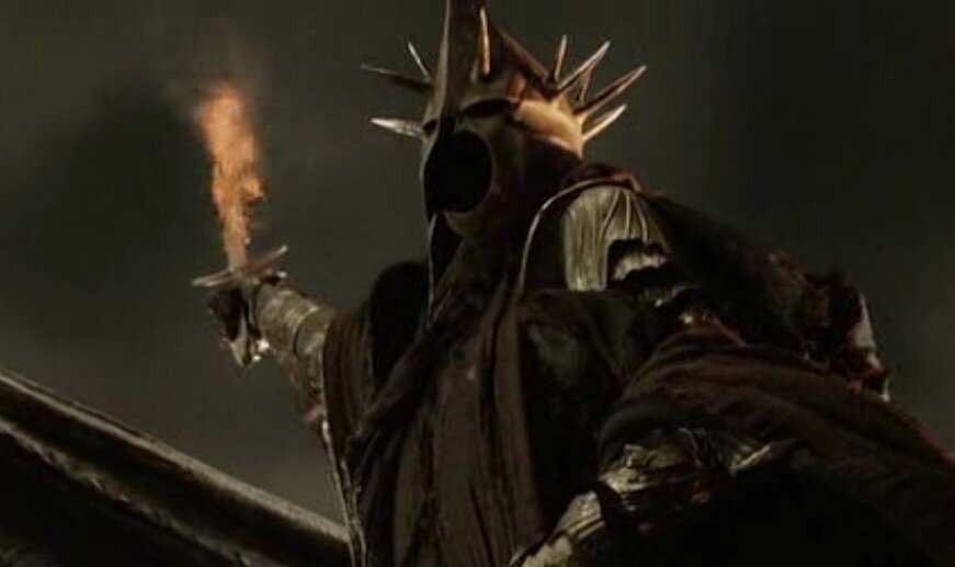 Предводитель назгулов (кадр из фильма "Властелин колец. Возвращение короля"). Грозный военачальник в конце сражения оказывается бесславно убит.