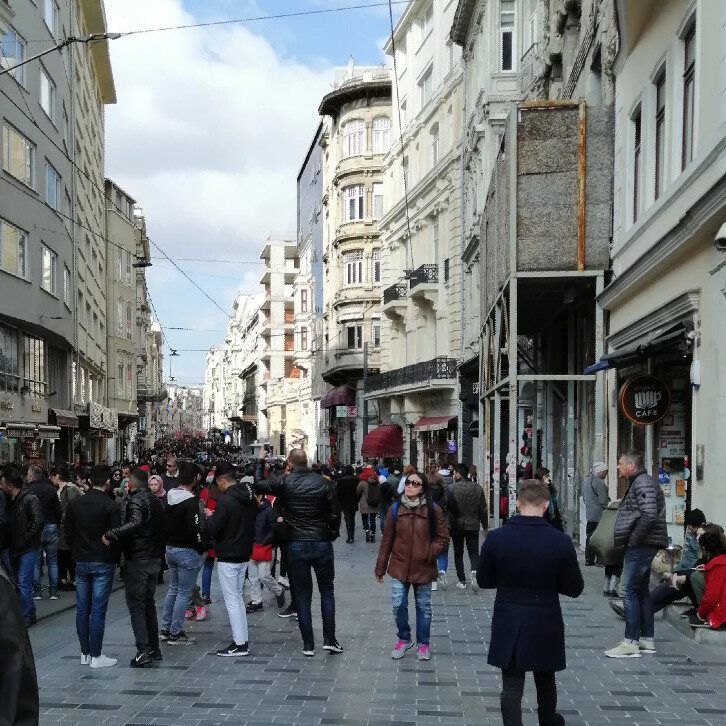 В обычное время улица Истикляль довольно многолюдная. По обе стороны- магазины. И среди них лотки с мороженым. 