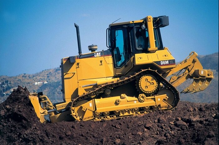 Почему у бульдозера Caterpillar треугольные гусеницы, а не обычные, как у других