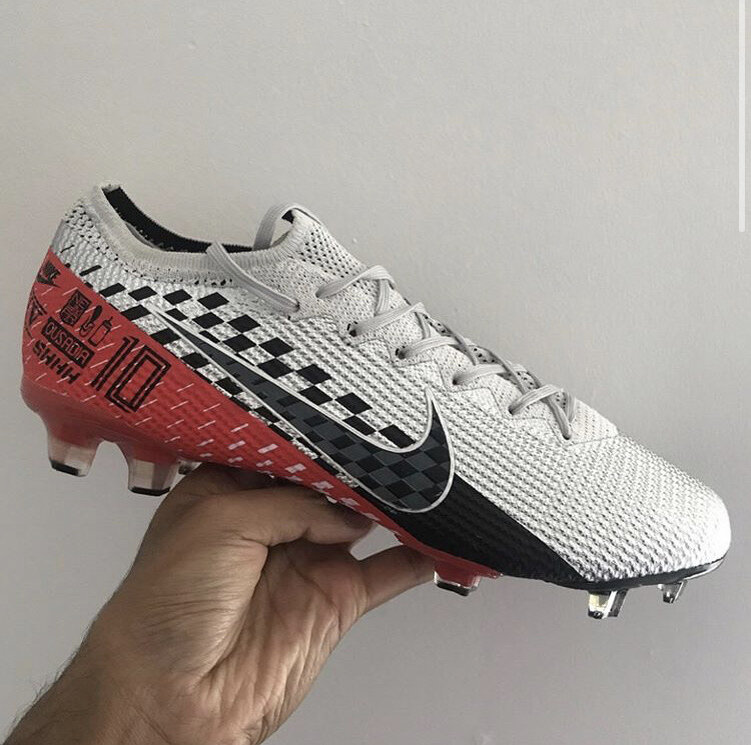 Вот эти две пары я хотел заказать, и мне заявили, что они идут 2 по цене 1.