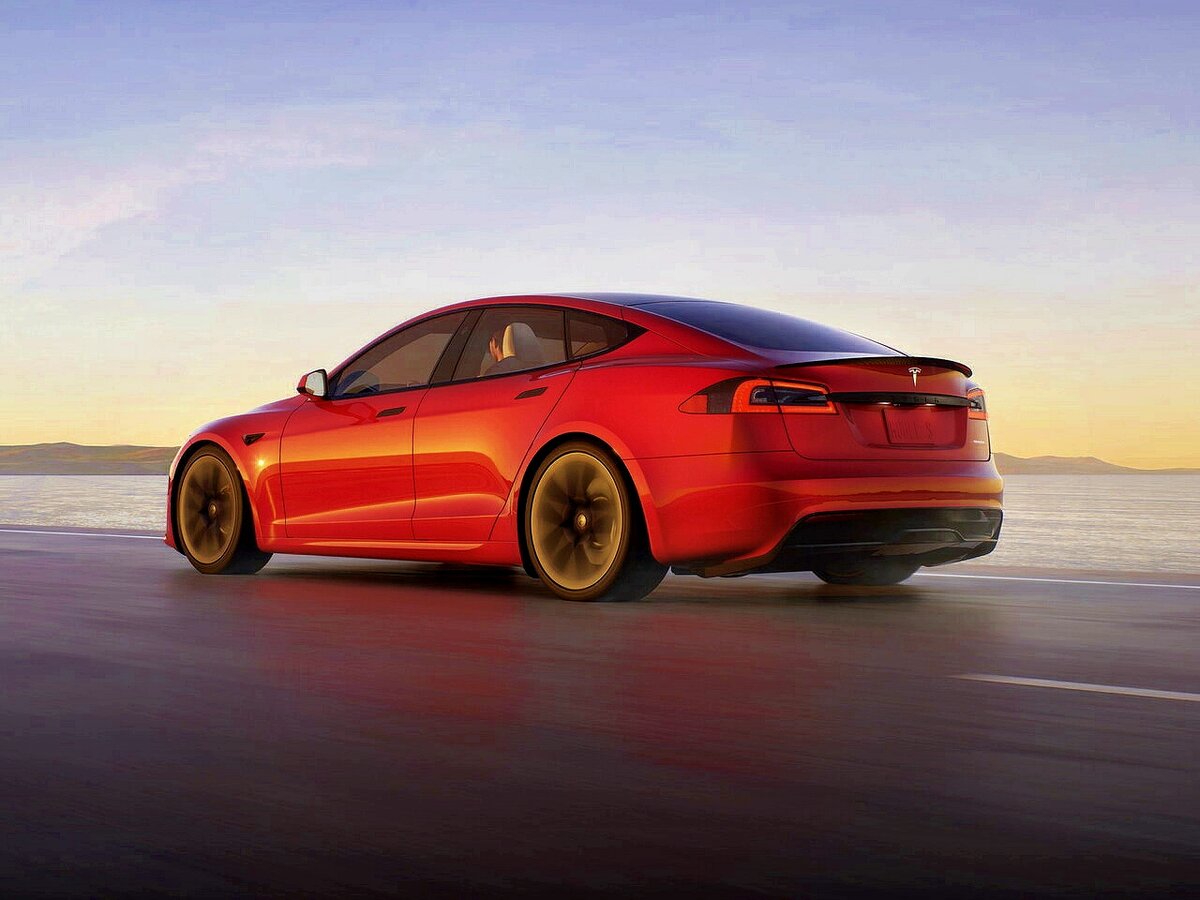 Всем привет, сегодня поговорим про обновлении Tesla Model S.
Внешне автомобиль почти не изменился, немного подправили бампера и фары.
А вот, что касается салона, то тут всё поменяли.-2