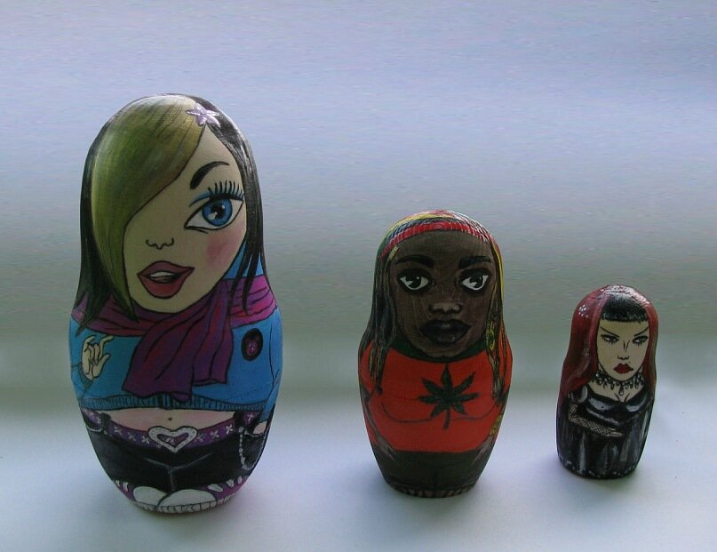Матрешки Эмо, раста и гот улетели в качестве подарка в Канаду